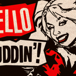 Precioso felpudo de Harley Quinn con el texto Hello Puddin', basado en el mítico personaje de comics y películas de DC Comics, ahora puedes decorar la entrada de tu casa con este precioso y llamativo felpudo. 