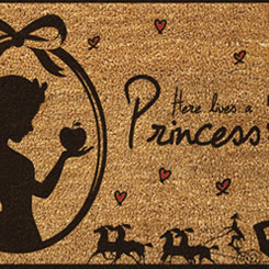 Precioso felpudo con el texto Here Lives a Princess inspirado en las películas de Princesas de Disney, ideal como felpudo de bienvenida. El regalo ideal para los amantes de las películas de la factoría Disney. 