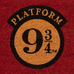 Espectacular felpudo de Platform 9 ¾™.Hogwarts Express basado en la saga de Harry Potter. ideal como felpudo de bienvenida. Medidas aproximadas de 40 cm x 60 cm., realizado en PVC y fibra de coco. 