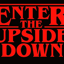 Precioso felpudo Enter The Upside Down basado en la serie de Stranger Things, ideal como felpudo de bienvenida. Medidas aproximadas de 40 cm. x 60 cm.,  realizado en fibra de coco.
