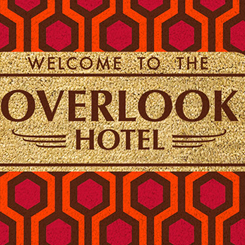 Espeluznante felpudo con el texto Welcome to the Overlook Hotel inspirado en la mítica película de El Resplandor protagonizada por Jack Nicholson, ideal como felpudo de bienvenida. 