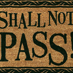 Precioso felpudo con el texto Shall not Pass! inspirado en la mítica saga de “El Señor de los Anillos” creada por J. R. R. Tolkien, ideal como felpudo de bienvenida. Medidas aproximadas de 40 cm. x 60 cm.,