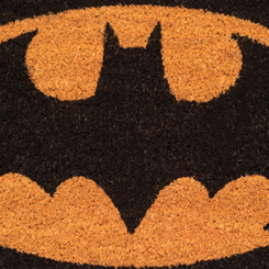Original felpudo con el logo de Batcave, basada en la mítica saga de comics y películas de DC Comics, ahora puedes decorar la entrada de tu casa con el logo de la batcueva del hombre murciélago.
