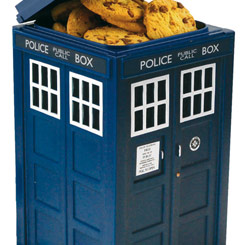 Disfruta de tus galletas o dulces preferidos con este espectacular galletero basado en la cabina telefónica Tardis de la serie Doctor Who. 