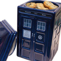 Disfruta de tus galletas o dulces preferidos con este espectacular galletero basado en la cabina telefónica Tardis de la serie Doctor Who. Este recipiente para galletas está realizado en cerámica.