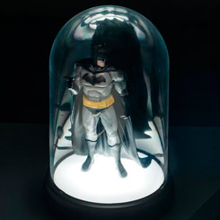 Ilumina tu rincón preferido con esta preciosa lámpara de Batman. The Batman Collectible Light tiene función táctil de encendido y apagado. La lámpara tiene una altura aproximada de 20 cm.