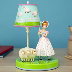 Ilumina tu habitación con esta adorable lámpara Toy Story Bo Peep, y siempre ten uno de tus personajes favoritos de Pixar a tu lado. La lámpara presenta a Bo Peep 