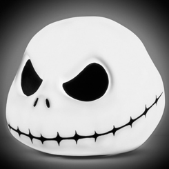 Decora tu rincón favorito con esta lámpara con la forma de la cabeza de Jack Skellington basado en el popular personaje de Pesadilla Antes de Navidad. Esta lámpara LED