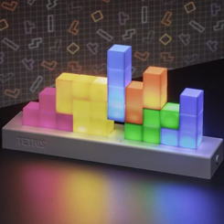 Espectacular lámpara en forma de piezas del famoso juego del Tetris. Esta elegante lámpara de 30 cm de ancho y 13 cm de alto es una excelente manera de mostrar tu amor por el Tetris.