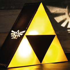 Preciosa lámpara Tri-Force basada en la fabulosa saga de videojuegos de Legend of Zelda. Esta preciosa lámpara tiene unas medidas aproximadas de 20 x 20 x 6 cm. Funciona con pilas o por USB.