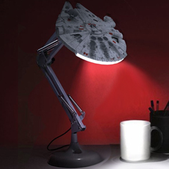 Espectacular lámpara de escritorio Halcón Milenario basada en la saga de Star Wars. Posiblemente sea el aliado perfecto para hacer un buen trabajo. Una brillante lámpara de escritorio con el diseño de un clásico Star Wars Millennium Falcon,