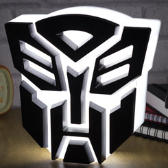 Decora tu rincón favorito con esta lámpara con la forma del logo de los Autobots basado en el popular serie de televisión Transformers by Hasbro. Esta lámpara tiene unas dimensiones aproximadas de 20 x 19 x 7 cm