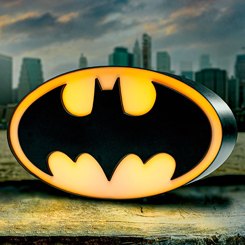 Decora tu rincón favorito con esta lámpara con la forma del logo de Batman basado en el popular personaje de DC Comics. Esta lámpara LED tiene unas dimensiones aproximadas de  25 x 14 x 6 cm. 