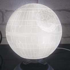 Decora tu rincón favorito con esta lámpara con la forma de la estación espacial de la Estrella de la Muerte basada en Star Wars. Esta lámpara tiene un diámetro aproximado de 18 cm. 