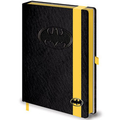 Réplica Oficial de la libreta con el logo de Batman basado en el popular personaje de DC Comics. Fan del Caballero Oscuro, ahora podrás plasmar todos tus secretos en esta fabulosa pieza de coleccionista.