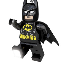 Divertido Llavero y Linterna de Batman de Lego de La Liga de la Justicia. Disfruta con este carismático personaje realizado en PVC que además lleva incluido en sus pies dos luces LED.