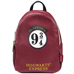 Preciosa y divertida mini mochila de Platform 9¾ basado en la famosa saga de J. K. Rowling. Perfecta para pasar un día mágico y cuqui. Esta preciosa pieza de coleccionista está realizado en 100% Cuero PU, 