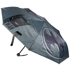 Disfruta cantando bajo la lluvia con este espectacular paraguas con el emblema de Batman basado en el popular personaje de DC Comic. Este espectacular paraguas 