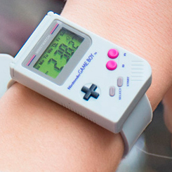 Reloj de pulsera Game Boy. Disfruta con esta preciosa réplica retro de la Game Boy en tu muñeca. Este divertido reloj es el regalo perfecto para los jugadores y presenta el icónico diseño de Game Boy