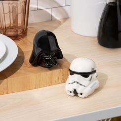 Disfruta del lado oscuro de la cocina con este espectacular set compuesto por un salero y un pimentero inspirados en los emblemáticos personajes de Darth Vader y Stormtrooper de la legendaria saga de Star Wars. 
