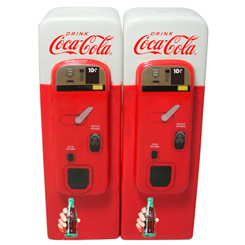 Set compuesto por un salero y un pimentero con la forma de maquinas de Coca-Cola Vintage. Disfruta con estas dos piezas de coleccionista realizadas en cerámica que tienen unas dimensiones aproximadas de 14 x 4 x 2,9 cm.