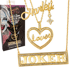 Precioso set de colgantes con los nombres de Harley Love Joker basado en la película "Escuadrón Suicida", estas réplicas de los colgantes están realizados en metal dorado con una longitud aproximada de 43 a 49 cm.