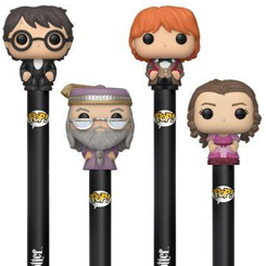 Tierno Set de 4 Bolígrafos Funko Pop de Harry. Hermione, Ron y Dumbledore basado en la saga de Harry Potter, estos preciosos bolígrafos tienen una miniatura de tu personaje favorito en la parte superior de un tamaño aproximado de 2 cm. 