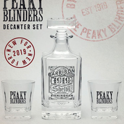 Réplica oficial del Set de decantador y dos vasos de la serie Peaky Blinders creada por Steven Knight y emitida por el canal BBC. Este set está compuesto por un decantador de 750 ml., y dos vasos de 320 ml.