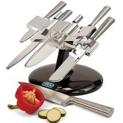 Set de 5 cuchillos con la forma de la nave X-Wing basada en la saga de Star Wars. Este conjunto de chuchillos está compuesto por un cuchillo cocinero, un cuchillo para trinchar, un cuchillo de sierra para el pan, un cuchillo para mondar y una puntilla.