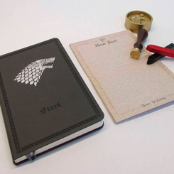 Set de papelería Deluxe de la casa Stark basado en la serie de televisión de HBO Juego de Tronos (Game of Thrones). Este espectacular set está compuesto por una libreta de tapa dura con 192 páginas, un sello de cera...