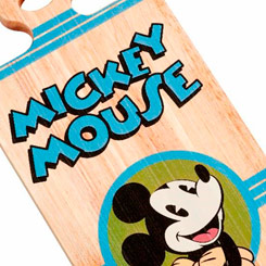 Preciosa tabla de cortar de Mickey Mouse, basado en el popular personaje de la factoría Disney. Esta preciosa tabla de cortar está realizada en madera y tiene unas dimensiones aproximadas de 35 x 25 x 2 cm.