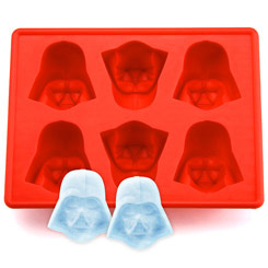 Fantástico molde de silicona con la forma de Darth Vader de Star Wars. El molde tiene unas dimensiones aproximadas de 15 x 11 x 3 cm.