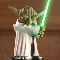 Figura de Yoda con su sable de luz. Figura con luz y sonido, cada vez que detecta un movimiento enciende el sable de luz y dice una frase. 