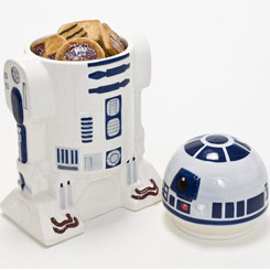 Disfruta de tus galletas o dulces preferidos con este espectacular y divertido Galletero de R2-D2 de Star Wars.