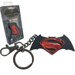 Réplica oficial en forma de llavero del logo de Batman v Superman Dawn of Justice, Este precioso llavero está realizado en metal. 