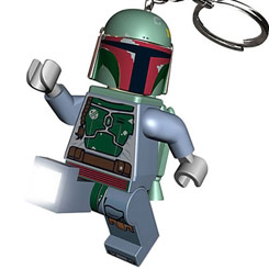 Divertido Llavero y Linterna del malévolo Boba Fett de Lego Star Wars. Disfruta con este carismático Sith realizado en PVC que además lleva incluido en sus pies dos luces LED. 