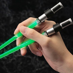 Disfrutar de comer Sushi o defender la Galaxia, eso depende de ti. Con los palillos chinos con Luz del Maestro Yoda de Star Wars podrás disfrutar de tu comida preferida mientras tienes todo el poder de la fuerza entre tus dedos