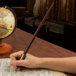 Espectacular y realista bolígrafo en forma de la réplica oficial de la varita de Harry Potter con motivo de la película Harry Potter, Las Reliquias de la Muerte (Harry Potter and the Deathly Hollow). 