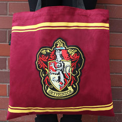 Bolsa oficial del logo de Gryffindor basada en la saga de Harry Potter. La bolsa está realizada en algodón y tiene unas medidas aproximadas de 38cm x 34cm x 10cm.