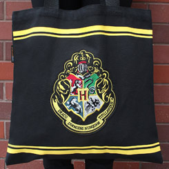 Bolsa oficial del logo de Hogwarts basada en la saga de Harry Potter. La bolsa está realizada en algodón y tiene unas medidas aproximadas de 38cm x 34cm x 10cm.