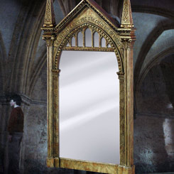 Preciosa réplica oficial del Espejo de Oesed que permite a quien lo mira ver lo que más deseas. Esta pieza de coleccionista tiene unas medidas aproximadas de 45 x 21 cm. 