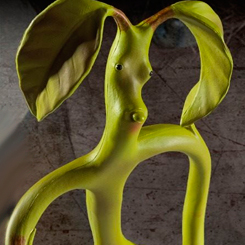 Figura articulada Bendable Bowtruckle basado en la saga de Animales Fantásticos. El Bowtruckle es un pequeño ser hecho de corteza y ramitas con dos pequeños ojos marrones.