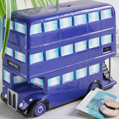 Mágica hucha del Knight Bus basada en la saga de Harry Potter. Esta preciosa hucha tiene unas medidas aproximadas de 16 x 13 x 7 cm., realizada en cerámica.