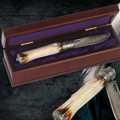 Réplica oficial del cuchillo del director Albus Dumbledore. Está preciosa réplica tiene una longitud aproximada de 18 cm., ha sido fielmente detallada y viene con su caja de coleccionista.