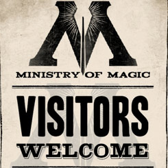 Maravillosa placa metálica de Ministerio de Magia - Visitantes Bienvenidos basada en la saga de Harry Potter. Decora tu rincón más mágico con esta preciosa placa del mago más famoso de la gran pantalla.