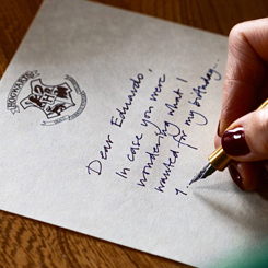Set de cartas de aceptación de Hogwarts compuesto por 10 hojas de papel de escribir Hogwarts ™, 10 sobres Hogwarts ™, 10 pegatinas con el sello Hogwarts ™.