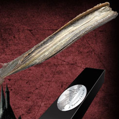 ¡Adquiere un pedacito de la película Harry Potter y las Reliquias de la Muerte con la Réplica Oficial de la Varita de Grindelwald! Este producto oficial de Warner Grindelwald's Wand está realizado en resina y viene en una elegante caja de regalo