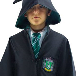 Túnica Oficial de Mago infantil de Slytherin basado en la saga de Harry Potter. Esta divertida túnica tiene unas dimensiones aproximadas de: largo total 95 cm, ancho 75 cm y largo de manga 44 cm.,
