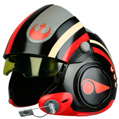 Réplica 1/1 Casco de Poe Dameron Black Squadron basado en la saga de Star Wars. Este casco ha sido escaneado digitalmente para que sea una copia exacta del que vimos en la gran pantalla.