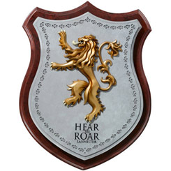 Réplica Oficial del Escudo de la familia Lannister basado en la serie de Televisión de Juego de Tronos. El Escudo esta compuesto por la figura del León y el lema “Hear me Roar”, 